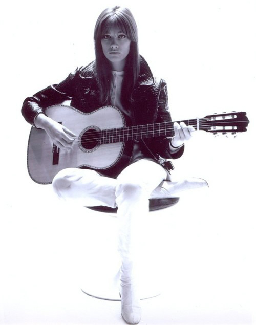 Francoise-Hardy-guitar-in-SrtaJara.